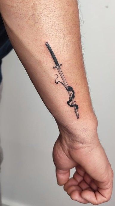 Tattoo Designs Men Anime, Amor Fati Tattoo, Zoro Tattoo, Simple Hand Tattoos, Tattoo Over Scar, Dragon Tattoos For Men, Tatuagem Masculina Pequena, Simple Arm Tattoos, Man Tattoo