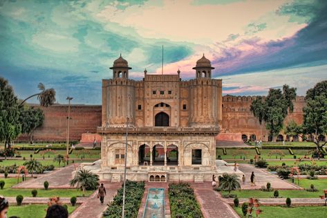 Lahore Fort, Architecture Photography Buildings, Mughal Architecture, Punjab Pakistan, Vintage India, Lahore Pakistan, Urban Environment, South Asia, Islamic Architecture