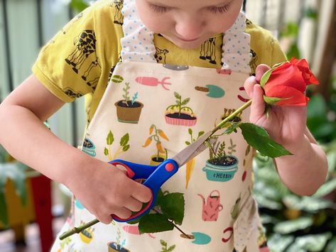 Flower arranging at how we Montessori Montessori Garden, Environment Activities, Filled Vases, Small Glass Vases, How To Teach Kids, Making A Bouquet, Children Learning, Gardening Apron, Gorgeous Flowers