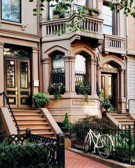 beautiful building in boston; photo by brianmcw Boston Brownstone Exterior, Boston Townhouse Interior, Fancy Apartment Building Exterior, English Townhouse Exterior, City Home Exterior, Ny Brownstones, Ny Apartment Decor, Dark Academia House Exterior, Sims University