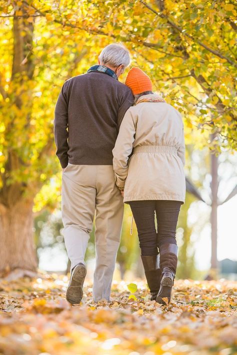 Older Couple Poses, Older Couple Photography, Couple Travel Photos, Older Couple, Anniversary Photography, Couple Walking, Fall Family Photo Outfits, Age Photos, Elderly Couples