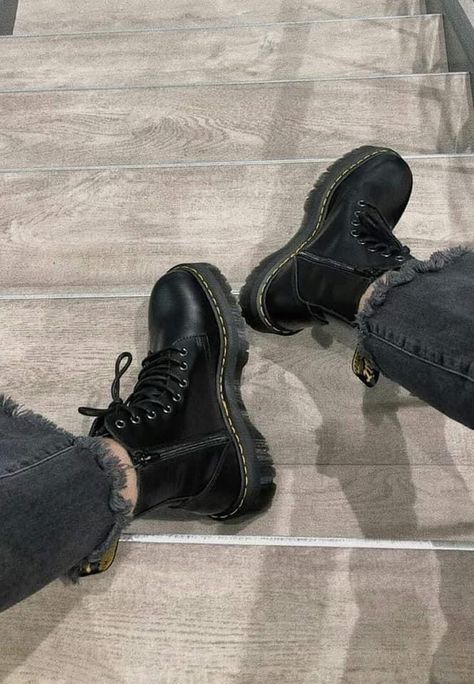 Doc Martens Aesthetic, Poses References, Martin Boots, Winter 2022, Look Vintage, Pretty Shoes, Dream Shoes, Doc Martens, Winter Shoes