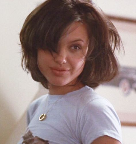 Angelina Jolie Short Hair, Angelina Jolie 90s, Grunge Hair, Angelina Jolie, Brad Pitt, White T, Pretty Woman, Hair Inspo, Hair Inspiration