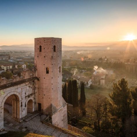 City of Spello, Umbria, Italy 🇮🇹 Porta Venere or Venus Gate🚪one of the main entrances to the town during medieval and renaissance times💚🤍❤️ Medieval Italy, Italia Aesthetic, Italian Travel, Umbria Italy, Italy Aesthetic, Main Entrance, Umbria, Way Of Life, Gate