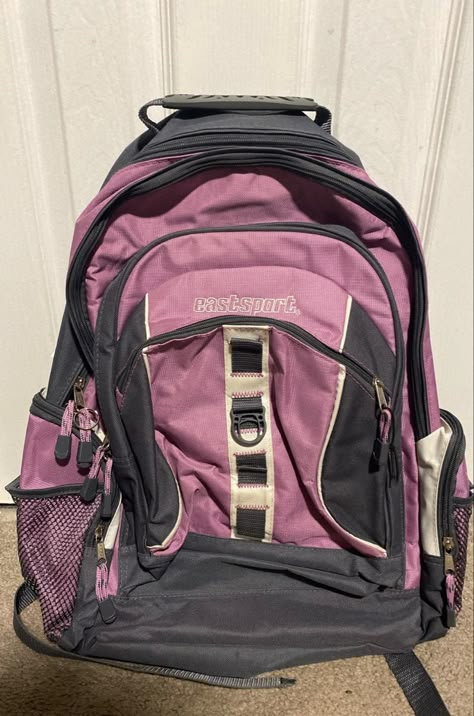 Aesthetic Backpack Grunge, Bookbags For Highschool, 2000s Backpack, Backpack Outfits, Y2k Backpack, Backpack Y2k, Spring Break Packing, Backpack Aesthetic, Backpack Outfit