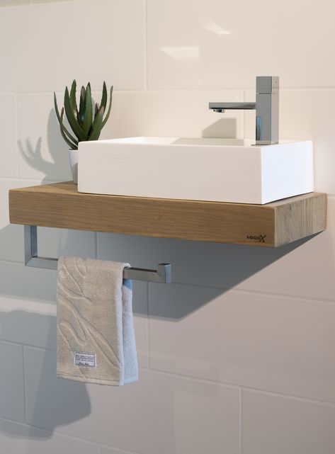 Je toiletrol altijd binnen handbereik met de LoooX Roll! Dit item wordt los geleverd. Stoer in combinatie met onze mini base shelf. Een eiken meubel voor o.a. de toiletruimte #inspiratie #looox #meubel #toilet #eiken Bali Bedroom, Beautiful Small Bathrooms, Wc Design, Small Toilet Room, Guest Toilet, Downstairs Loo, Bad Inspiration, Small Toilet, Downstairs Toilet