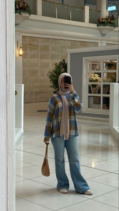 Hijab With Jeans Casual, Flared Jeans Outfit Modest, Hijabi With Jeans, Hijabi Blouse Outfit, Wide Leg Jeans Outfit Modest, Modest Flare Jeans Outfit, Flare Jeans Outfit Modest, Wide Leg Jeans Outfit Hijab, Turkey Style Outfits