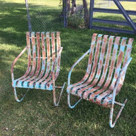 Mid-century Lloyd vintage metal lawn chairs. See history at www.midcenturymetalchairs.com Old Metal Chairs, Vintage Outdoor Furniture, Vintage Metal Chairs, Furniture Magazine, Metal Lawn Chairs, Vintage Rocking Chair, Patio Furniture Makeover, Vintage Patio, Metal Outdoor Furniture