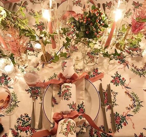 Holiday Tablescapes to Inspire Your Dinner Party Decor | Vogue Christmas Table Inspiration, Dinner Party Table Settings, Holiday Tablescape, Festive Table Setting, Holiday Dinner Party, Christmas Dinner Table, Dinner Party Table, Party Table Settings, Holiday Tablescapes