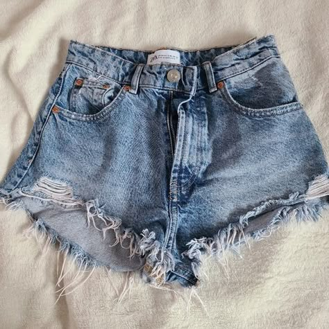 ZARA jean shorts Zara Jean Shorts, Jean Zara, Jean Short Outfits, Summer Shorts Outfits, Ripped Jean Shorts, Cute Preppy Outfits, Cute Jeans, Zara Pants, Short En Jean