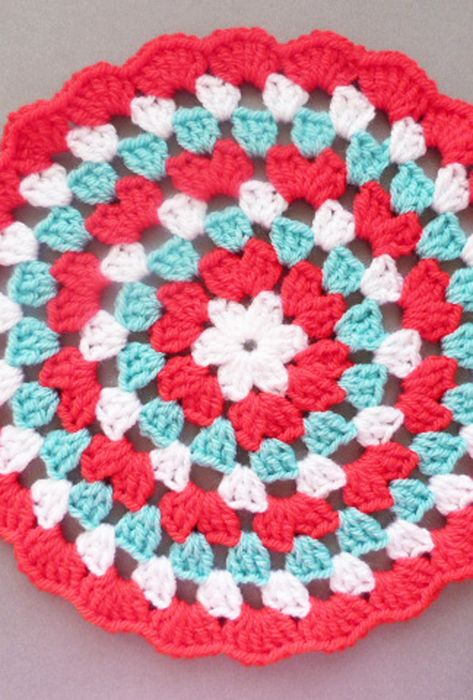 Granny Round Crochet Pattern, Granny Circle Crochet Pattern, Coasters Ideas, Loom Knitting Tutorial, Coiled Fabric Basket, Flower Coasters, Amazing Crochet, Crochet Motif Patterns, Crochet Potholders