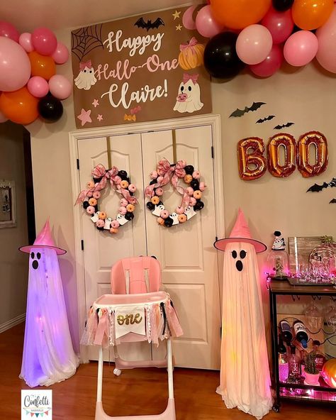 🎃👻 Claire’s Hallo-ONE Bash! 👻🎃 The perfect blend of spooky and sweet! This adorable Halloween-themed setup was full of festive details to make Claire’s first birthday a truly magical celebration! 🧡✨ Happy first birthday, Claire! 🎉 #halloweenbirthday #halloweendecor #firstbirthday #littlepumpkin First Birthday Party Halloween, 1st Birthday Halloween Theme, Halloween First Birthday Girl, Spooky One First Birthday, First Birthday Halloween, Halloween First Birthday, Halloween 1st Birthdays, Happy First Birthday, First Birthday Themes