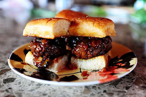 Delicious Pioneer woman Spicy BBQ Whisky sliders on Hawaiian rolls :) Yumm these were a favorite for my husband! Dressing Stuffing, Bbq Sliders, Homemade Flour, Thanksgiving Dressing, Christmas Buffet, Turkey Brine, Lasagna Rollups, Sesame Noodles, Layered Salad