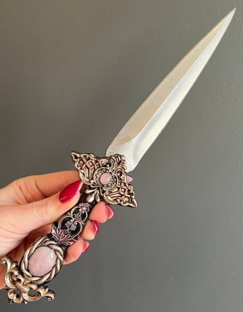 Fantasy Dagger, Broken Hearts Club, Once Upon A Broken, The Cruel Prince, Zodiac Academy, Pretty Knives, Court Of Thorns And Roses, Fantasy Aesthetic, Cosplay Props