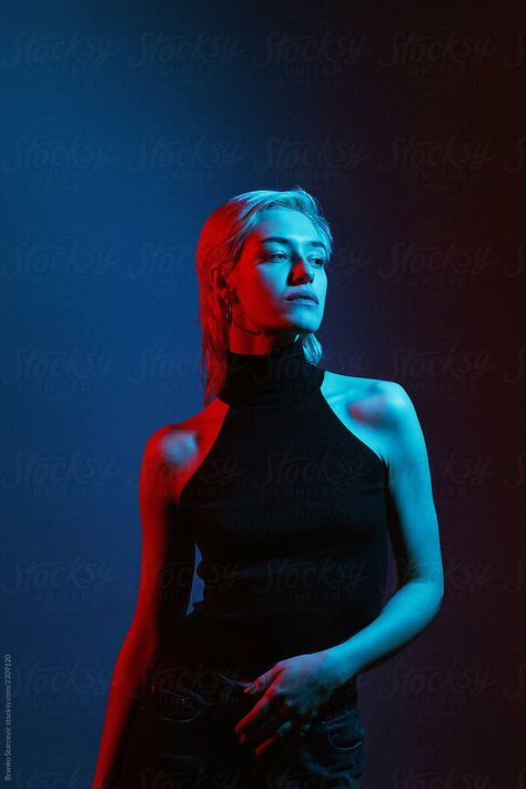 Colour Light Portrait, Colored Lighting Portrait, Gel Photography Lighting, Gel Lighting Photography, Colored Light Photography, Color Light Photography, Neon Portrait Photography, Woman Portrait Inspiration, Female Portrait Photoshoot