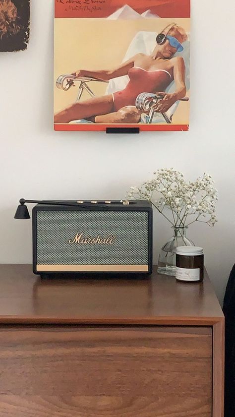 Vintage Radio Decor, Marshall Radio, Side Board Decor, Retro Speakers, Small Apartment Kitchen, Vintage Speakers, Movies Quotes Scene, Retro Radio, Flat Ideas