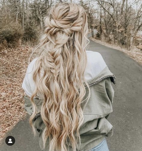 Bridal Fishtail Braid Half Up Half Down, Fishtail Braid Half Up Half Down Wedding, Braid Long Hair Wedding, Boho Western Wedding Hairstyles, Wedding Hairstyles Western, Boho Fishtail Braid Wedding, Western Bridal Nails, Boho Wedding Hairstyle, Braided Boho Hairstyles