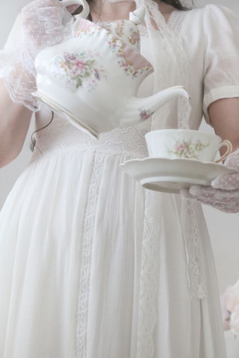 Tea Party Dresses, Afternoon Tea At Home, Tea Party Attire, Shabby Chic Table, Beautiful White Dresses, Princess Dress Up, Tea Party Dress, Vintage Princess, Princess Inspired