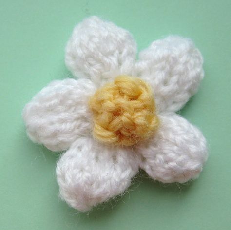 daisy hair accessory – free knitting pattern Knitted Flowers Free, Knitted Flower Pattern, Knit Flowers, Daisy Hair, Knit Headband Pattern, Knitting Stitches Tutorial, Yarn Flowers, Baby Cardigan Knitting Pattern, Baby Knitting Patterns Free