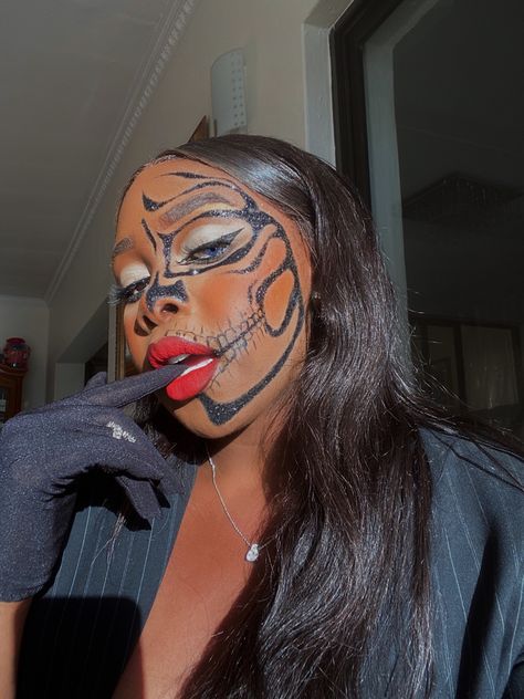 Skull Makeup Black Women, Skeleton Rhinestone Makeup, Skeleton Makeup Step By Step, Skeleton Makeup Black Woman, Halloween Makeup Looks Black Women, Glitter Skeleton Makeup, Skull Makeup Half Face, Halloween Makeup Black Women, Half Face Skeleton Makeup