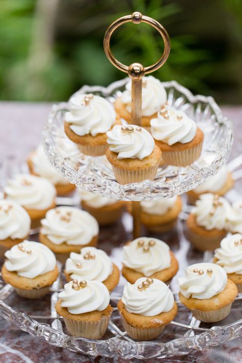 Dessert Table Graduation, Pearl Cupcakes, Vanilla And Chocolate Cupcakes, Gold Cupcakes, Edible Gold Leaf, Vintage Garden Wedding, Small Wedding Cakes, White Cupcakes, Fresh Flower Cake