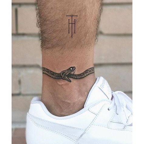 Ouroboros Tattoo, Tattoo Placements, Geometric Tattoos, Inspiration Tattoos, Leg Tattoo Men, Cool Small Tattoos, Arm Sleeve Tattoos, Small Tattoos For Guys, Hand Tattoos For Guys