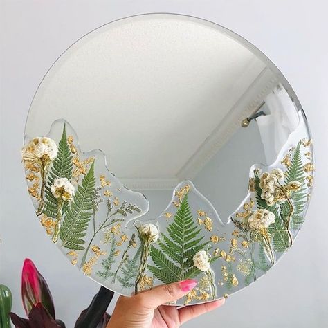 Ethereal Mirrors Reflect Pretty Pressed Flowers Preserved in Resin Resin Work On Mirror, Mirror Art Diy, Aesthetic Mirrors, Diy Resin Gifts, Diy Resin Keychain, Resin Works, Resin Mirror, Botanical Resin, Amazing Resin