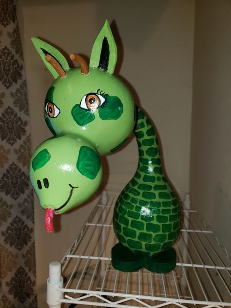 Giraffe gourd. Animal gourds. Gourd Crafts, Gourds Crafts, Papel Mache, Gourd Art, Love Painting, Stone Painting, Gourds, Novelty Lamp, Carving