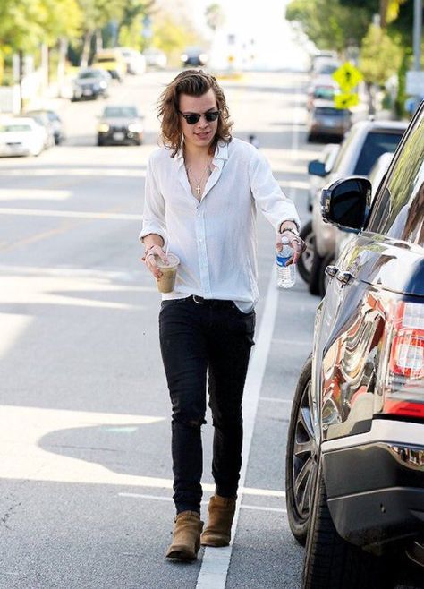 Harry Styles Street Style Chelsea Boots Harry Styles Street Style, Harry Styles Long Hair, Harry Styles 2015, Harry Styles Face, Harry Styles Gif, Harry Styles 2013, Styling Chelsea Boots, Harry Styles Tattoos, Idea Box