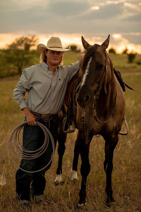 Senior Photos With Horses Boy, Team Roping Senior Pictures, Cowboy Senior Pictures Guys, Punchy Photoshoot Ideas, Cowboy Senior Pictures, Cowboy Poses, Western Senior Picture Ideas, Senior Horse Photography, Farm Senior Pictures