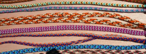 finger loop braiding, 7 and 8-loop wool braids, instructions, tutorials Fingerloop Braiding, Wood Burning Jewelry, Wool Braids, Flat Braids, Knots Braids, Finger Weaving, Medieval Crafts, Kumihimo Braiding, Knot Braid