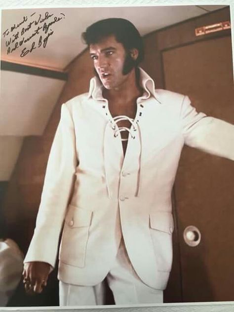 Elvis Presley Blue Hawaii, Elvis 1970, Elvis Presley Concerts, Graceland Elvis, Elvis Memorabilia, Elvis Jumpsuits, Tupelo Mississippi, Suspicious Minds, Elvis Photos