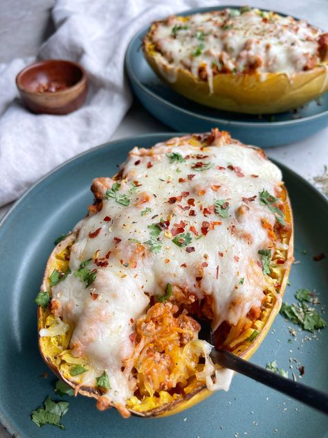 Marinara Spaghetti, Recipe With Ground Turkey, Baked Spaghetti Squash Recipes, Ground Turkey Spaghetti, Recipes With Ground Turkey, Spaghetti Squash Boats, Spaghetti Squash Recipes Healthy, Spaghetti Squash Boat, Turkey Spaghetti