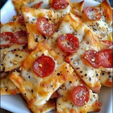 (12) Keto recipes for beginners | Facebook Homemade Pizza Chips, Keto Pizza Chips, Low Carb Pizza Bowls, Low Carb Pizza Bowl, Low Point Snacks, Weight Watchers Pizza, Pizza Chips, High Protein Vegetables, Buffalo Cauliflower Recipes