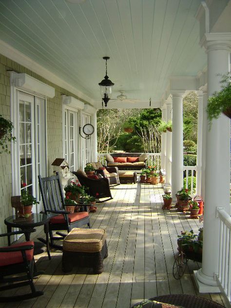 Gorgeous front porch-beadboard on the ceiling, shakes on the wall, nice furniture arrangement Southern Front Porch, Cape Cottage, Country Porches, Dream Porch, Casa Country, Country Porch, Porch Area, Casa Exterior, Home Porch