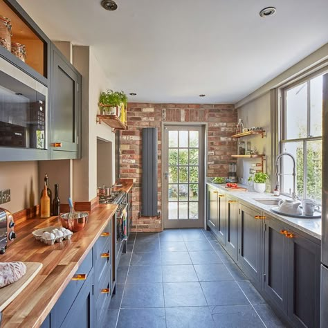 Kitchen makeover with dark blue units and walnut worktops - galley kitchen gally Walnut Worktop, Stylish Kitchen Design, Model Dapur, Galley Kitchen Design, Kitchen Diy Makeover, Kabinet Dapur, Galley Kitchen, Kitchen Extension, Gorgeous Kitchens