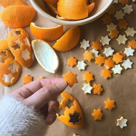 Plastic Free July® on Instagram: "🍊Oranges are a versatile citrus powerhouse and a great decoration alternative for many people avoiding plastic waste. 𝐇𝐞𝐫𝐞 𝐚𝐫𝐞 𝐬𝐨𝐦𝐞 𝐨𝐭𝐡𝐞𝐫 𝐩𝐨𝐩𝐮𝐥𝐚𝐫 𝐢𝐝𝐞𝐚𝐬 𝐰𝐞 𝐥𝐨𝐯𝐞: 🍊Cutout the peels for decorations. 🍊Dehydrate slices for embellishment and decoration. 🍊Add cloves for aromatic display. How to make cutout decorations: Peel the oranges carefully into wide stripes. Cut them with a cookie cutter and make a small hole into them for a Plastic Free Life, Beautiful Stars, Plastic Free July, Orange Clove, Plastic Free Living, Star Garland, Mom Daughter, Orange Peel, Plastic Waste