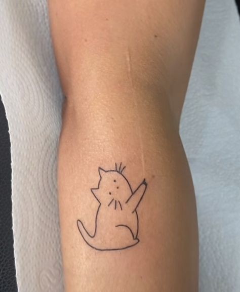 Woman With Cat Tattoo, Spine Tattoo Simple, Silly Cat Tattoo, Small Tattoo Ideas Back, Finger Tattoo Minimalist, Cat Tattoos Ideas, Tattoo Ideas Back, Best Friends Tattoo, Simple Cat Tattoo