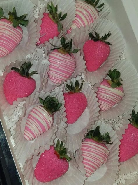 White Strawberries, White Chocolate Covered Strawberries, Chocolate Covered Strawberry Recipe, Chocolate Covered Strawberries Bouquet, Idee Babyshower, Chocolate Covered Fruit, Chocolate Covered Treats, Chocolate Dipped Strawberries, Strawberry Dip