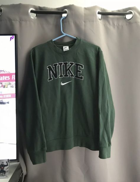 Vintage Crewnecks For Men, Vintage Nike Sweatshirt Men, Nike Green Sweatshirt, Forest Green Crewneck, Forest Green Sweatshirt, Forest Green Hoodie Outfit, Old Nike Sweatshirt, Old Nike Outfits, Nike 90s Outfit