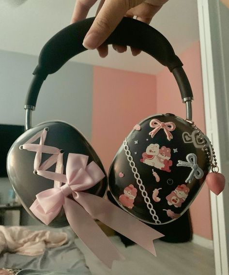 Air Pro Max Headphones Aesthetic, Airpod Max Outfit Aesthetic, Headphones Ideas Decorate, How To Decorate Headphones, Styling Headphones, Headphone Decoration Ideas, Airpod Max Black, Decorating Headphones, Decorate Headphones