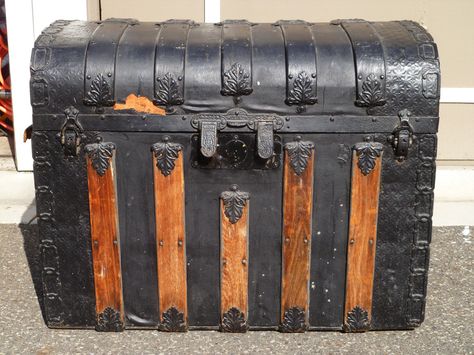 Romadka Bros. Trunk & Bag Co. Leather Monitor BEFORE! Antique Trunks, Antique Steamer Trunk, Antique Trunk, Trunks And Chests, Steamer Trunk, Trunk Bag, Blanket Chest, Antique Wood, Selling Antiques