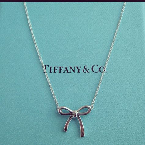 Tiffany bow Colar Tiffany E Co, Jewelry Wishlist, Bow Necklace, Tiffany Jewelry, Jewelry Lookbook, Blue Box, Tiffany And Co, Girly Jewelry, Pretty Shoes