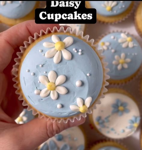 Easy Cupcake Flower Decoration, Tea Themed Cupcakes, Simple Cupcake Frosting Designs, Cute Ways To Decorate Cupcakes, Cupcake Ideas Aesthetic, Cute Birthday Cupcakes For Women, Frosting Ideas For Cupcakes, Cute Easy Cupcake Decorating Ideas, Creative Cupcakes Ideas Decorations