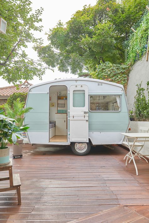 Vintage Camper Trailer, Caravan Design Ideas, Retro Caravan Renovation, Vintage Caravan Renovation, Vintage Caravan Exterior, Small Caravan Makeover, Small Caravan Renovation, Retro Caravan Interiors, Caravan Outside