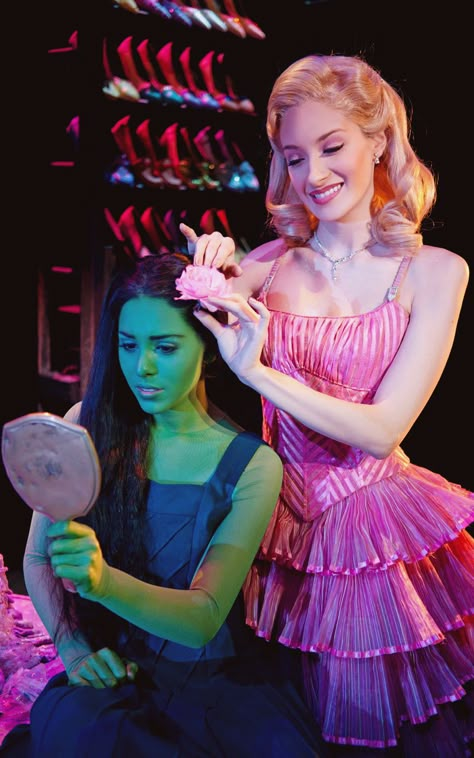 Danna Paola as Elphaba Cecilia de la Cueva as Galinda Wicked the musical Galinda Wicked, Broadway Wicked, Wicked The Musical, Wicked Costumes, Elphaba And Glinda, Ella Enchanted, Broadway Costumes, Wicked Musical, Wicked Witch Of The West