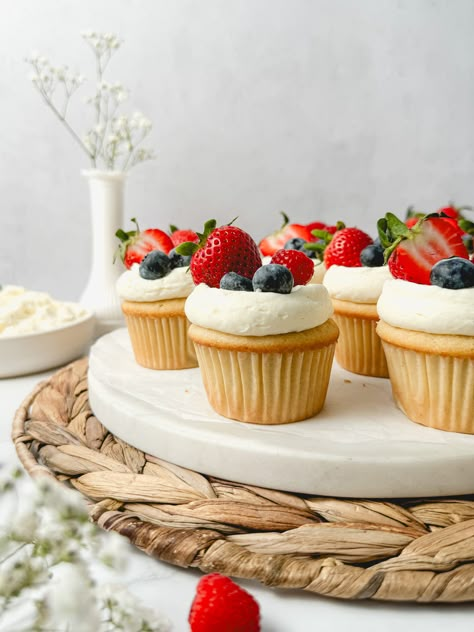 Berry Chantilly Cupcakes Chantilly Cupcakes, Bear Desserts, Chantilly Frosting, Strawberry Lemonade Cookies, Lemonade Cookies, Lemon Sugar Cookie, Tart Strawberry, Berry Chantilly Cake, Streusel Bars