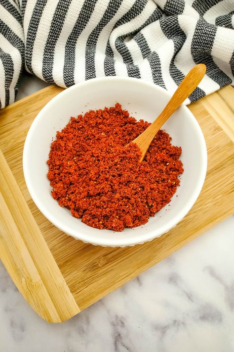 This homemade dried chipotle chili pepper powder is so easy to make and is an excellent addition to all your Mexican and Tex-Mex foods. via @2kitchendivas Recipes With Chipotle, Slow Cooker Vegetable Recipes, Chili Powder Recipe, Homemade Chipotle, Dried Chili Peppers, Chipotle Chili Powder, Chipotle Chili, Dried Peppers, Powder Recipe