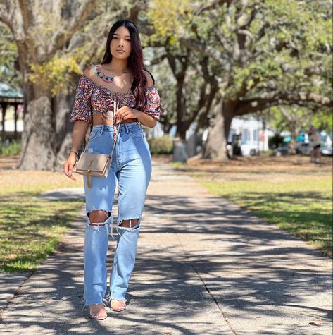 Off the shoulder floral crop top paired with long straight leg jeans a pair of high heels & stunning bag. Saturday Brunch Outfit, Casual Brunch Outfits, Spring Brunch Outfit, Outfit For Brunch, Casual Brunch Outfit, Brunch Outfit Spring, Brunch Outfits, Saturday Brunch, Spring Brunch