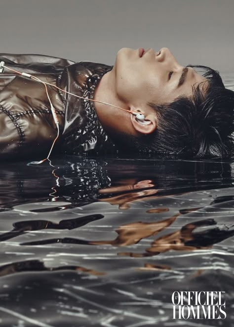 Water Reflection Photography, Beach Fashion Shoot, Shoes Fashion Photography, Fashion Poster Design, Under The Water, Mens Photoshoot Poses, Concept Photography, Conceptual Fashion, Style Korea